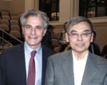 《南京不哭》作者郑洪(右)和MIT理学院院长Michael Sipser座谈会后合影。(王尚德/大纪元)