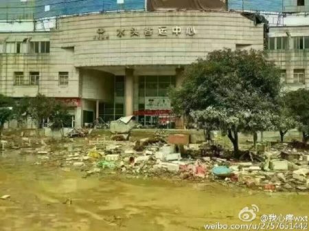浙江平陽縣水頭鎮在「鯰魚」颱風期間,全鎮被水淹兩天兩夜,街道滿目瘡痍。(網絡圖片)