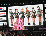韩国少女歌手组合在展会期间登台表演。（张岳/大纪元）