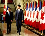 10月13日上午，加拿大总理特鲁多在首都渥太华国会山庄接见法国总理瓦尔斯。（任侨生／大纪元）