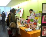 去年展會現場，一位對中文教育感興趣的民眾在了解情況。 (雙語教育展會提供)