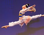 2016年10月20日，新唐人第七屆「全世界中國古典舞大賽」複賽，圖為少年女子組參賽選手吳晨表演舞蹈《在水一方》。（戴兵／大紀元）