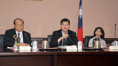 2016年海外華文媒體參訪團拜會台灣行政院陸委會,邱垂正副主委(中)回應了媒體關注的兩岸話題。(倪爾森/新唐人)
