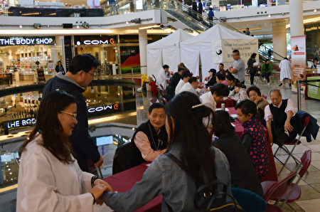图:加拿大国家中医药学会在Aberdeen购物中心举办义诊,受到民众欢迎。(邱晨/大纪元)