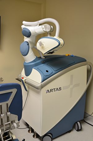 脱发治疗革命性创新ARTAS人工智能系统。（Miguel Canales博士提供）