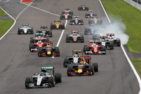 F1日本站開賽後,桿位發車的梅賽德斯車手羅斯伯格守住了第一,進入彎道。 (Mark Thompson/Getty Images)