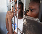 海地阿卡黑监狱于2016年10月22日发生囚犯偷枪袭警的越狱事件，造成1名狱警及1名囚犯死亡，2名囚犯受伤，174人越狱成功。本图为海地的女子监狱。（THONY BELIZAIRE/AFP/Getty Images）
