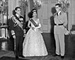1960年10月，泰國國王普密蓬和王后詩麗吉訪問比利時，這是他們跟比利時國王鮑杜安一世的合影。 (/AFP/Getty Images)