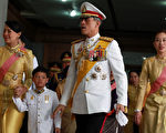 泰国国王辞世，总理帕拉育晚间宣布王储瓦吉拉隆功（右二）继承王位，受到各界瞩目。(PAIROJ/AFP/Getty Images)