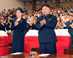 2012年7月，金正恩和李雪主一起出席活动。(KNS/AFP/GettyImages)