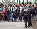 图为法国北部加莱地区的非法移民。      (DENIS CHARLET/AFP/Getty Images)