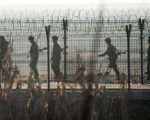朝鲜士兵在朝韩边界巡逻。（ JOHANNES EISELE/AFP/Getty Images)