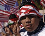美國是個「大熔爐」，講英語、學英語是移民美國的特徵之一。然而隨移民數量的不斷增加，近年有人提議美國僱主學習第二語言，以便與移民來的員工溝通和交流，也有僱主已經實踐這種做法。圖：美國的墨西哥裔移民(Jensen Walker/Getty Images)