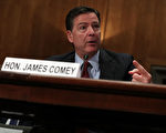上周五（28日）FBI局长科米（James Comey）通知国会，FBI新发现一批希拉里电邮，将重启“电邮门”调查。此举不仅震撼希拉里选情，同时也让外界雾里看花。(Alex Wong/Getty Images)