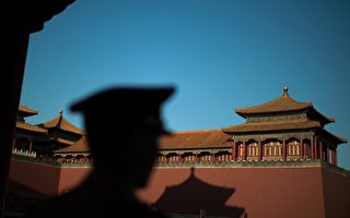 A Chinese paramilitary soldier stands outside the gate of the Forbidden City in Beijing on September 28, 2016.  / AFP / NICOLAS ASFOURI        (Photo credit should read NICOLAS ASFOURI/AFP/Getty Images)
