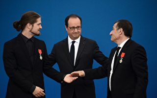 不畏恐袭 法国两名英雄获“荣誉军团勋章”