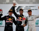 F1大獎賽馬來西亞站紅牛車隊裡卡多（中）和小維斯塔潘（左）包攬冠亞軍，梅賽德斯羅斯伯格「幸運」收穫第三名。(MANAN VATSYAYANA/AFP/Getty Images)
