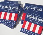 10月4日美国大选副总统候选人辩论会在维吉尼亚州朗沃德大学举行。图为这次辩论会的宣传品。(SAUL LOEB/AFP/Getty Images)