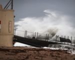 周四（10月6日），飓风“马修”逼近美国佛州东海岸时，大浪冲击著海岸。（Joe Raedle/Getty Images)