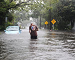 10月7日，颶風馬修給美國佛州西棕櫚灘帶來狂風暴雨。（ Joe Raedle/Getty Images）
