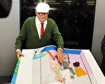 英国画家兼多媒体艺术家郝克涅（David Hockney）在法兰克福书展上展示他的巨型书。(Hannelore Foerster/Getty Images)