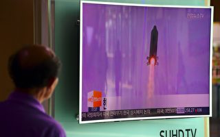 朝鮮領導人金正恩懷疑彈道導彈試射屢屢失敗的原因與間諜活動有關，並已展開調查。圖為一名男子10月20日觀看朝鮮試射導彈的新聞，當天是朝鮮在該週第二次試射導彈，但都失敗。(JUNG YEON-JE/AFP/Getty Images)