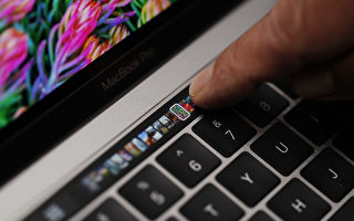 2016年10月27日，蘋果公司在舊金山矽谷總部發布新一代MacBook Pro產品，鍵盤上方的功能鍵以小型觸控熒幕所替代，還增加了Touch ID功能，體積和厚度都比以往版本減少了10%-20%不等。(Stephen Lam/Getty Images)