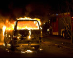丹麦警方于2016年10月10日表示，首都哥本哈根从今年起至今已发生185件纵火烧车案。本图为2008年2月15日发生在哥本哈根的火烧车案件。（NILS MEILVANG/AFP/Getty Images）