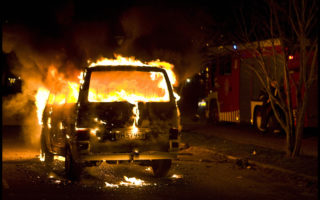 丹麦纵火烧车案蔓延 今年已有185辆车被焚