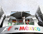 汉密尔顿获得F1墨西哥站冠军，他的车手积分仍落后队友小罗19分。 (Lars Baron/Getty Images)