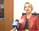 比利時歐洲議會首位女性聾啞議員赫爾伽 斯蒂文斯女士。（新唐人）