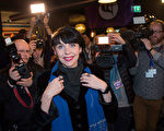 媒體聚焦海盜黨黨魁Birgitta Jonsdottir（中）。（AFP/Getty Images)