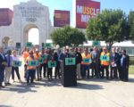 洛杉矶市长加西堤身兼Metro董事会副主席，10 月11日，他鼓励民众支持M提案。（李子文/大纪元）