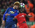 英超“双红会”，利物浦在主场与曼联0-0互交白卷。图为双方球员争顶瞬间。 (PAUL ELLIS/AFP/Getty Images)