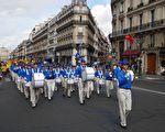 來自歐洲十幾個國家的法輪功學員齊聚法國，10 月1 日上午在巴黎的最繁華街區集會遊行。（欣然/大紀元）