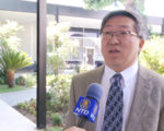 加州就业发展部纳税人维权办公室主任 Tim Chu 说明小企业使用现金交易时可能出现的诸多问题。（李子文/大纪元）