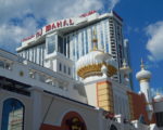 圖：大西洋城的川普泰姬陵賭場（The Trump Taj Mahal）週一（10月10日）正式宣布破產。（郭茗/大紀元）