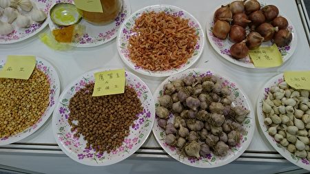 首度参展的缅甸厂商展出缅甸特有的农产品,对南台湾市场有极大兴趣。(方金媛/大纪元)