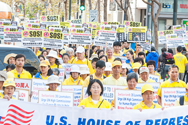 10月22日,四千来自全球的部分法轮功旧金山大游行。图为游行场面。(马有志/大纪元)