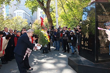 經文處處長徐儷文和中華公所主席蕭貴源在哥倫布公園向孫中山銅像獻花。