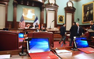 市议会全体大会“无纸化” 议员摆弄平板电脑