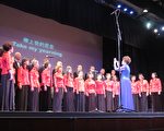 82歲蕭璧珠指揮海天合唱團演唱。 (林丹/大紀元)