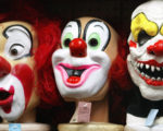 近一个月来美国多州接连有人报警，称有小丑企图捉走小孩、荒凉地方夜晚出现吓人小丑等。图为芝加哥一家戏服店的小丑面具。（Tim Boyle/Getty Images）