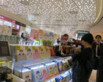 圖為中國遊客在韓國免稅店購物。（全景林/大紀元）