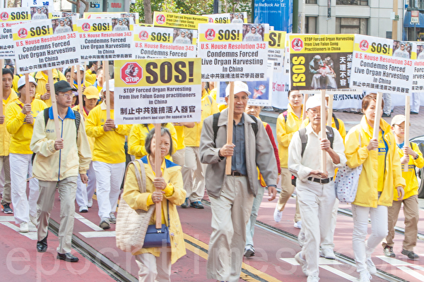 10月22日,四千来自全球的部分法轮功旧金山大游行。图为游行场面。(马有志/大纪元)