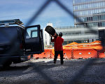 一名工人在布碌崙威廉斯堡的一个工地上工作。 (Spencer Platt/Getty Images)