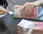 This picture taken on September 24, 2014 shows a worker of an Industrial and Commercial Bank of China Ltd (ICBC) branch counting money as she serves a customer in the China (Shanghai) Pilot Free Trade zone during a media trip. Concerns over China's economy -- a key driver of global growth -- have intensified following a string of lacklustre recent data, with economists calling for authorities to take further action to kickstart growth. AFP PHOTO / JOHANNES EISELE / AFP PHOTO / JOHANNES EISELE