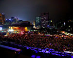 26日晚，冒著凜冽的寒風，韓國民眾在首爾市中心的光華門一帶舉行聲勢浩大的燭光集會遊行敦促朴槿惠在彈劾前自行下臺，這是韓國民眾因朴槿惠的“閨蜜干政”醜聞進行的第五次示威,也是其中規模最大的一次。（全景林/大紀元）