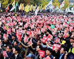 20万韩国民众5日晚在首尔的光华门广场集会游行示威，呼吁陷入亲信干政丑闻中的总统朴槿惠下台。（全景林／大纪元）