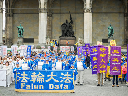 慕尼黑著名的音樂廳廣場(Odeonsplatz)廣場是這次遊行的起點,法輪功遊行隊伍包括天國樂團、仙女隊、腰鼓隊、展示功法方隊、反迫害方隊等在此整裝待發。(清颻/大紀元)